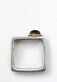 Quadratischer Metallring in silberner Farbe mit einem glatten, runden braunen Stein oben. Verfügt über klare Linien und ein minimalistisches Design.