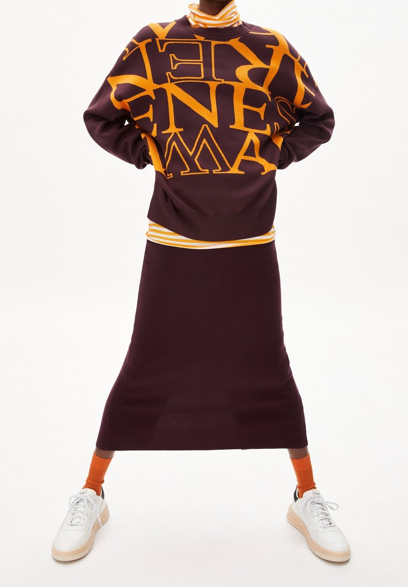 ARMEDANGELS Stickad tröja - dark brown