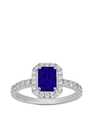 Silberner Ring mit einem rechteckigen, tiefblauen Edelstein in der Mitte, umgeben von kleinen klaren Steinen, die sich bis zur Hälfte des Rings erstrecken.