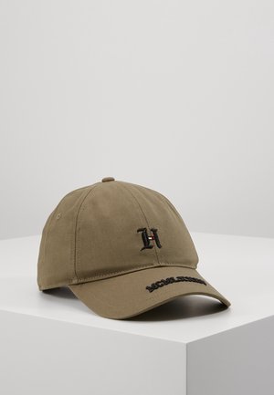 Oliwkowa czapka baseballowa z czarnym haftowanym napisem "H" oraz małym czerwono-biało-niebieskim detalem nad czarnym haftowanym tekstem na daszku.