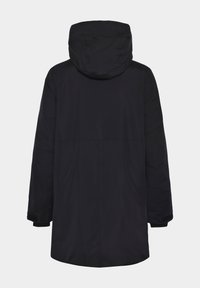 Svart huvad jacka med en slät, matt yta, knälång design och justerbara muddar. Enkel, funktionell och med sömlös baksöm.