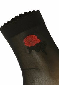 Schwarze, durchsichtige Strumpfhosen mit einem gestickten roten Rosendesign an der Seite und einem gewellten oberen Bündchen für zusätzliche Details.
