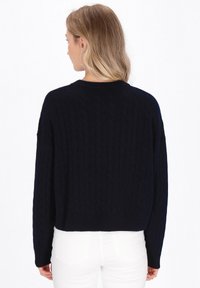 Maglione in maglia a treccia blu navy con un design ampio e cropped, colletto a coste; presenta maniche lunghe e una finitura texturizzata.