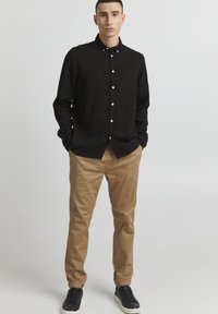 Solid SDALLAN LINEN MIX - Vapaa-ajan kauluspaita - true black