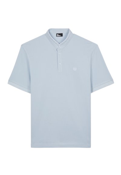 Polo shirt azzurro chiaro realizzato in un tessuto morbido e texturizzato, dotato di un colletto curvo, tre bottoni frontali e un piccolo logo ricamato sul petto.