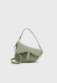 Borsa a mano verde con una forma curva, dotata di manico superiore, tracolla regolabile e dettagli in hardware dorato.