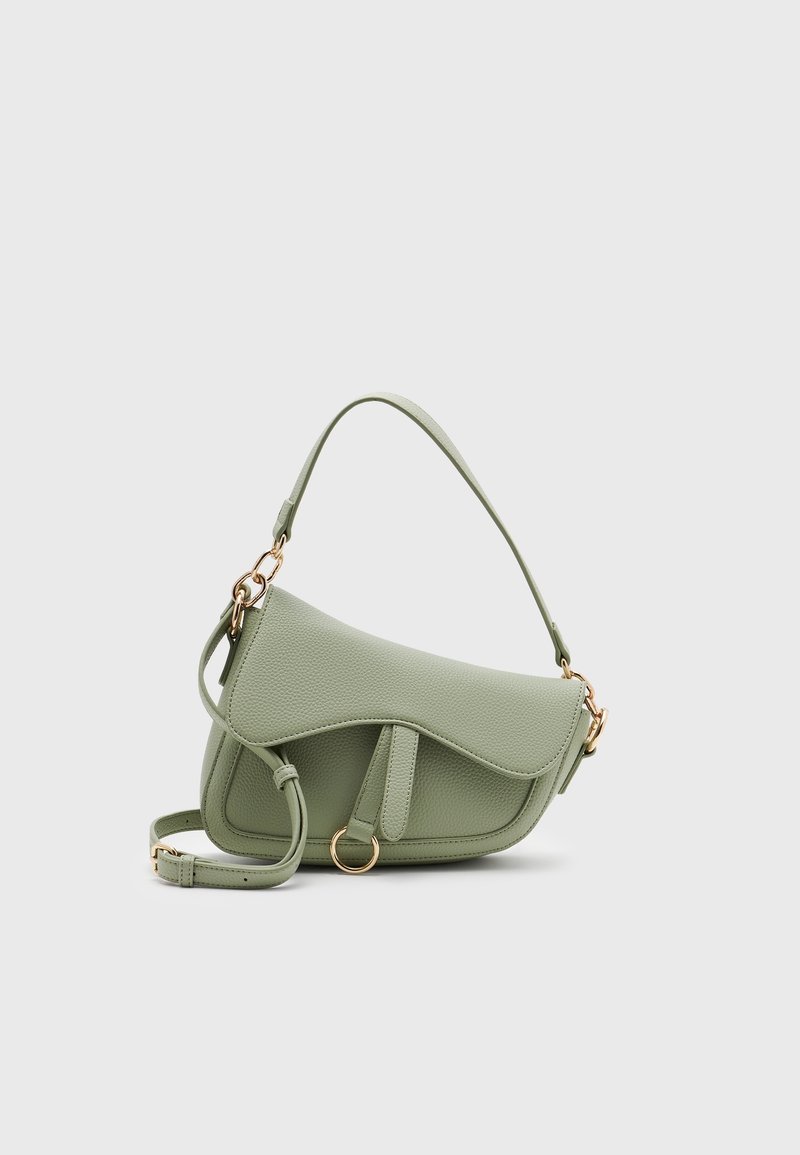 Borsa a mano verde con una forma curva, dotata di manico superiore, tracolla regolabile e dettagli in hardware dorato.