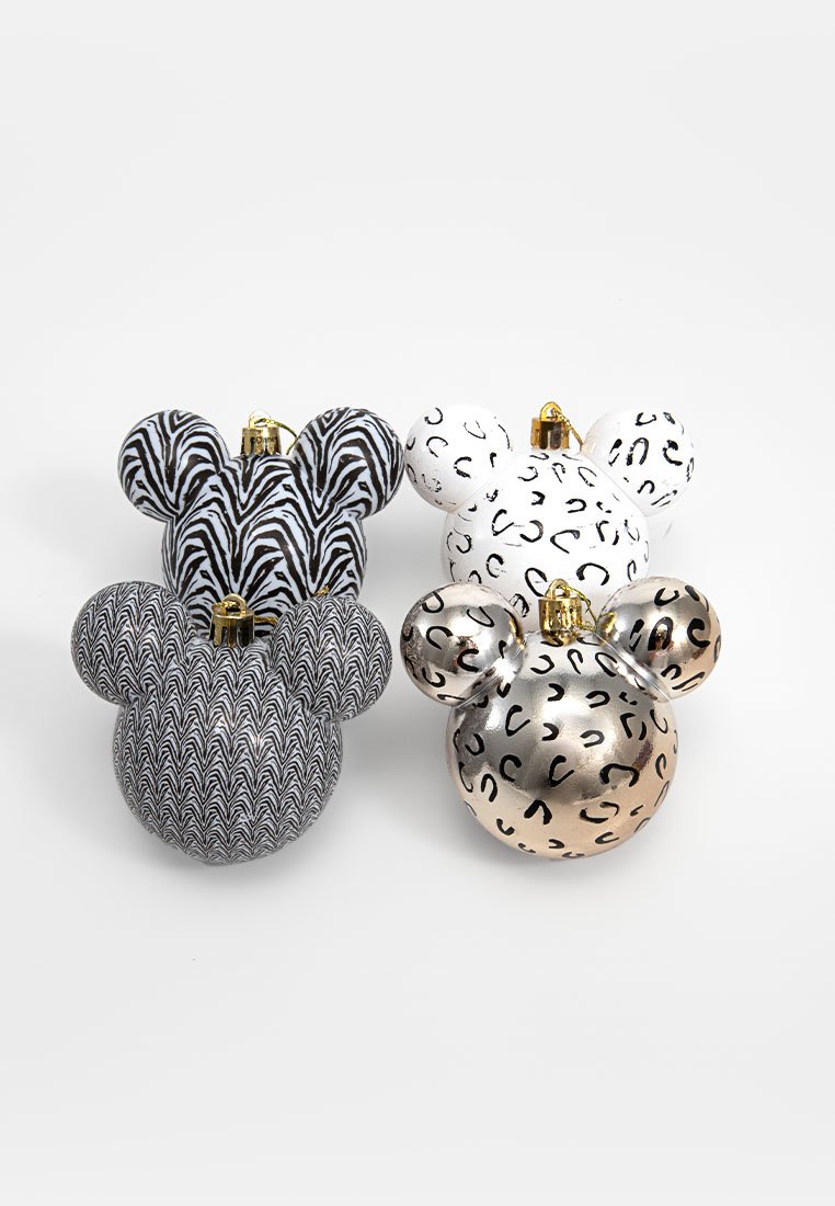Quattro ornamenti decorativi a forma di teste di Topolino. I materiali includono vetro; i colori sono nero, bianco e metallici con vari motivi.