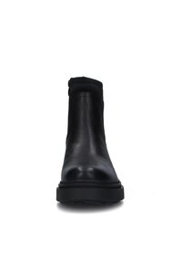 Stivale alla caviglia in pelle nera con finitura liscia, pannelli laterali elasticizzati e suola in gomma. Caratterizzato da un design minimalista e punta arrotondata.