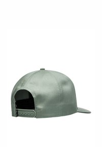 Cappellino verde menta con una finitura satinata liscia, chiusura snapback e design strutturato. La parte inferiore è nera e ci sono sei fori di ventilazione.