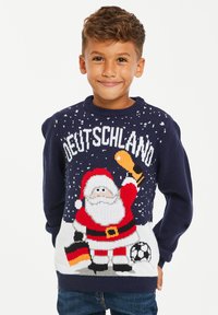 Marineblå strikket sweater med et julesanta med en fodbold og det tyske flag design, dekoreret med snefnugmønstre.
