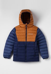 Gepolsterte Jacke mit einem dunkelblauen Körper und orangefarbenem Schulterbereich, mit Kapuze, Reißverschluss vorne und gestepptem Material. Columbia-Logo auf der Brust.