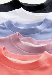 Fem crew-neck T-shirts i forskellige pastelfarver: sort, hvid, lyseblå, lavendel og koral. Blødt bomuldsstof med kontrasterende nakkebånd.