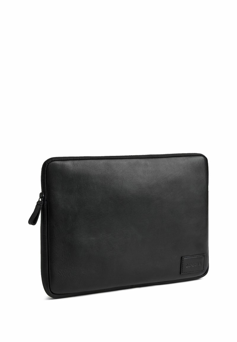 Sort læder laptopetui med en glat tekstur, lynlåslukning og mærkedetalje. Rekktangulær form, minimalistisk design.