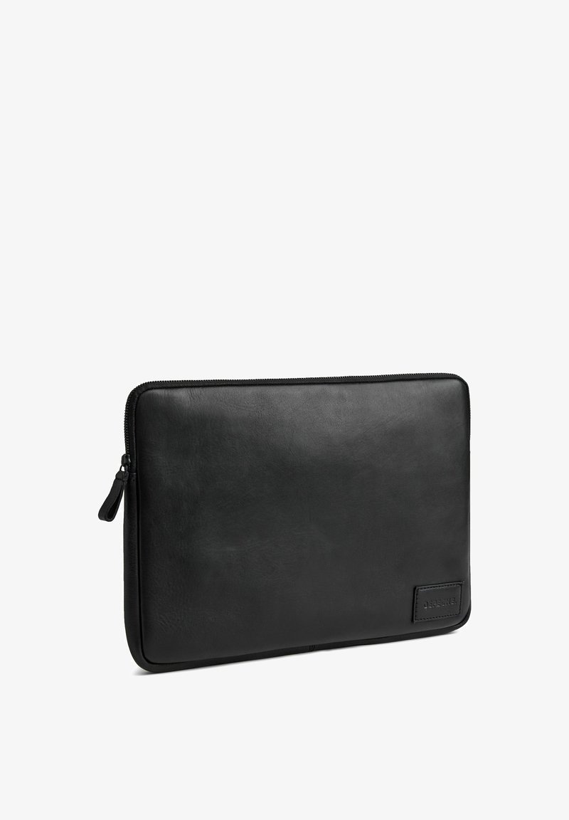 Sort læder laptopetui med en glat tekstur, lynlåslukning og mærkedetalje. Rekktangulær form, minimalistisk design.