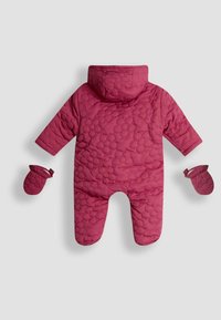 Gyermek steppelt hóruha sötét rózsaszínben, kapucnival és hozzá illő kesztyűkkel. Az anyag texturált virágmintával díszített.
