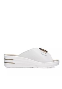 Sandalias de cuña blancas con parte superior de cuero suave, diseño de punta abierta y un detalle de hebilla decorativa. Suela ligeramente acampanada con sutiles acentos metálicos.
