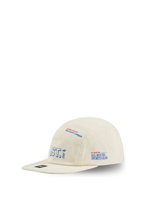 Beżowa czapka z pięcioma panelami z niebieskim i czerwonym haftowanym napisem: EST. 1995, Backyard League i All Round Sports Gear z przodu i z boku.