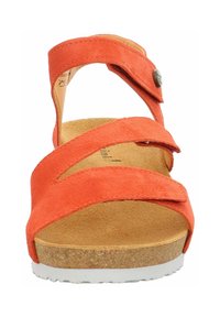 Sandali in suede arancione con tre cinturini sovrapposti e suola in sughero. Presentano un design rotondo e leggero con un accento metallico sul cinturino.