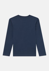 Navy-blaues langärmliges T-Shirt aus Baumwolle mit Rundhalsausschnitt und geradem Saum. Keine sichtbaren Muster oder Akzente.
