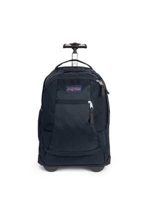 Mochila negra con ruedas y un asa retráctil, bolsillo frontal con cremallera, bolsillo lateral de malla y tela texturizada. Logotipo de JanSport mostrado de manera destacada.