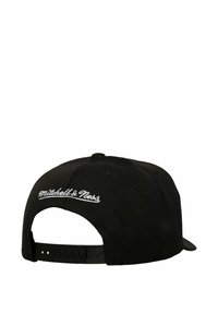 Schwarze Snapback-Basecap mit gebogenem Schirm, verstellbarem Kunststoffriemen und weißem gesticktem "Mitchell & Ness"-Logo auf der Rückseite.