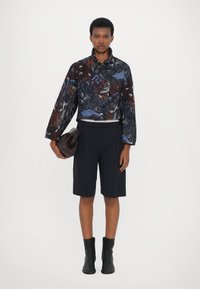 Henrik Vibskov DARTBI JACKET - Välikausitakki - gobelin goats