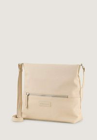 Beige Kunstleder Umhängetasche mit verstellbarem Riemen, vorderer Reißverschlusstasche und geprägtem Logoetikett, mit glatter Textur und minimalistischem Design.