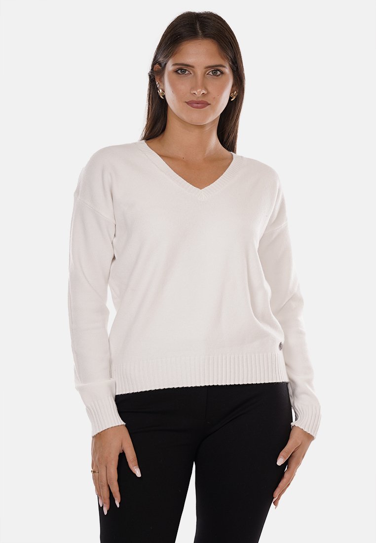Maglione bianco a scollo a V realizzato in materiale morbido, con orlo e polsini a costine. La vestibilità rilassata offre comfort e semplicità nel design.