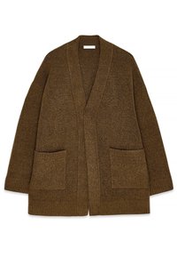Cardigan marrón de punto con cuello en V, abertura frontal y dos bolsillos delanteros. Textura suave y corte relajado. Puños y dobladillo acanalados.