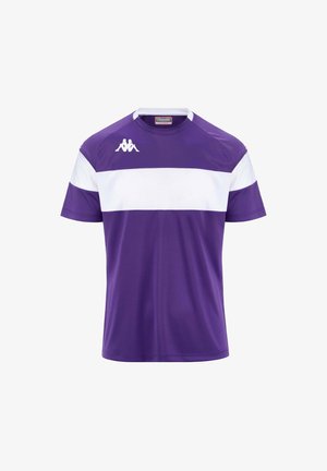 Maglietta sportiva Kappa viola con strisce bianche sul petto, maniche corte, colletto rotondo e logo sulla spalla sinistra. Texture liscia.