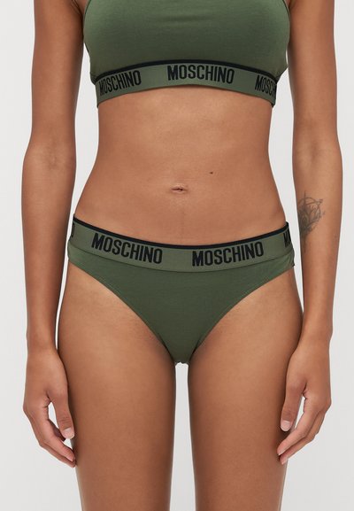 Olivnozeleno bombažno braletka z črnim logom "MOSCHINO" in usklajenimi bikini hlačkami, ki se ponaša z gladko teksturo in prilegnjenim dizajnom.