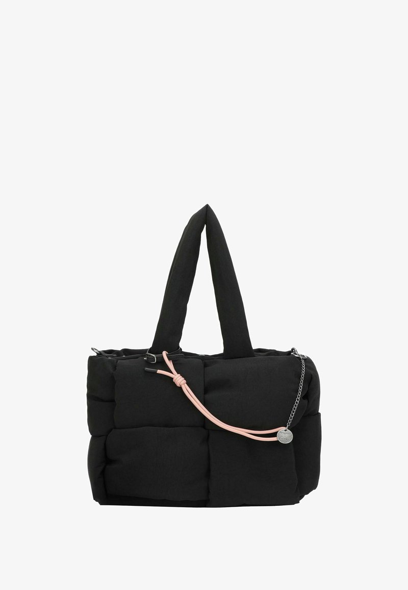 Borsa tote imbottita nera con manici spessi, dettaglio in corda rosa annodato sul davanti e una catena d'argento con un ciondolo metallico rotondo attaccato.