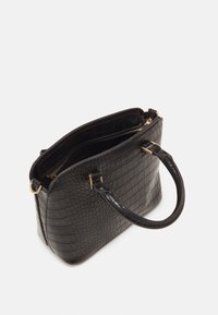 Sac à main noir en imitation crocodile avec deux anses, garnitures dorées et fermeture éclair partiellement ouverte sur le dessus, sur fond blanc.