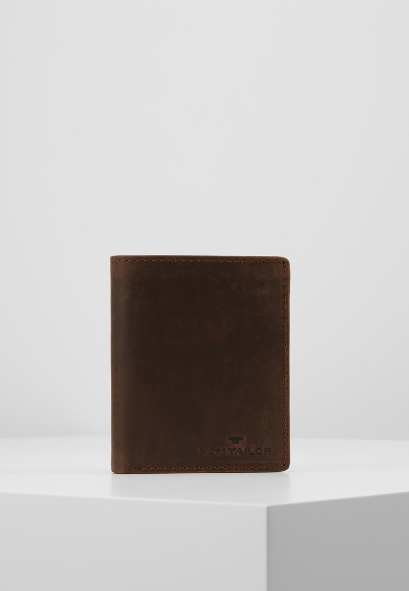 Hnědá kožená peněženka s hladkým povrchem a prošívanými okraji, s diskrétním vytlačeným logem na spodní části vpředu. Obdélníkový tvar.