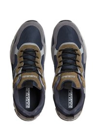 Scarpe sportive blu scuro e grigie con dettagli in suede. Presentano tessuto testurizzato, lacci tondi e etichetta con logo sulla linguetta.