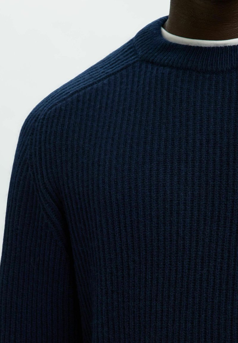CHAQUETA RECTA CON CUELLO ALTO SKY CAPTAIN SELECTED - HOMBRE