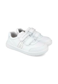 Zapatilla blanca con correas de velcro, material sintético liso, interior acolchado, punta redondeada y diseño minimalista con una marca sutil.