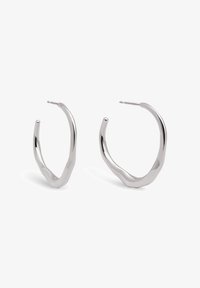 Pendientes de aro de plata con un diseño retorcido. La textura es suave, presentando una silueta abierta y un acabado pulido y reflectante.