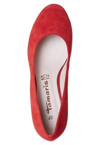Chaussure plate femme en daim rouge avec bout rond, semelle intérieure beige affichant la marque « Tamaris » et la taille 37 imprimées à l'intérieur.