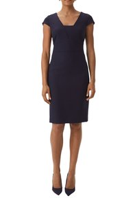 Robe ajustée bleu marine avec manches courtes style cape et encolure carrée ; tissu texturé ; longueur genou ; détail de couture géométrique.