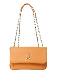 Borsa a tracolla in pelle arancione con texture, dotata di un'emblema dorato a forma di insetto, chiusura a pattina e tracolle a catena. Forma rettangolare con linee pulite.