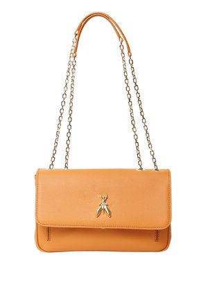 Borsa a tracolla in pelle arancione con texture, dotata di un'emblema dorato a forma di insetto, chiusura a pattina e tracolle a catena. Forma rettangolare con linee pulite.