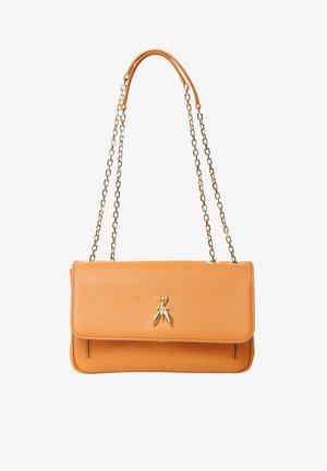 Borsa a tracolla in pelle arancione con texture, dotata di un'emblema dorato a forma di insetto, chiusura a pattina e tracolle a catena. Forma rettangolare con linee pulite.