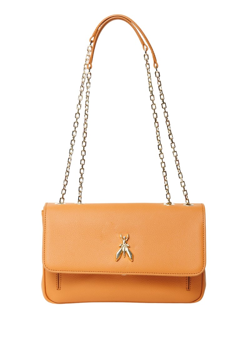 Borsa a tracolla in pelle arancione con texture, dotata di un'emblema dorato a forma di insetto, chiusura a pattina e tracolle a catena. Forma rettangolare con linee pulite.