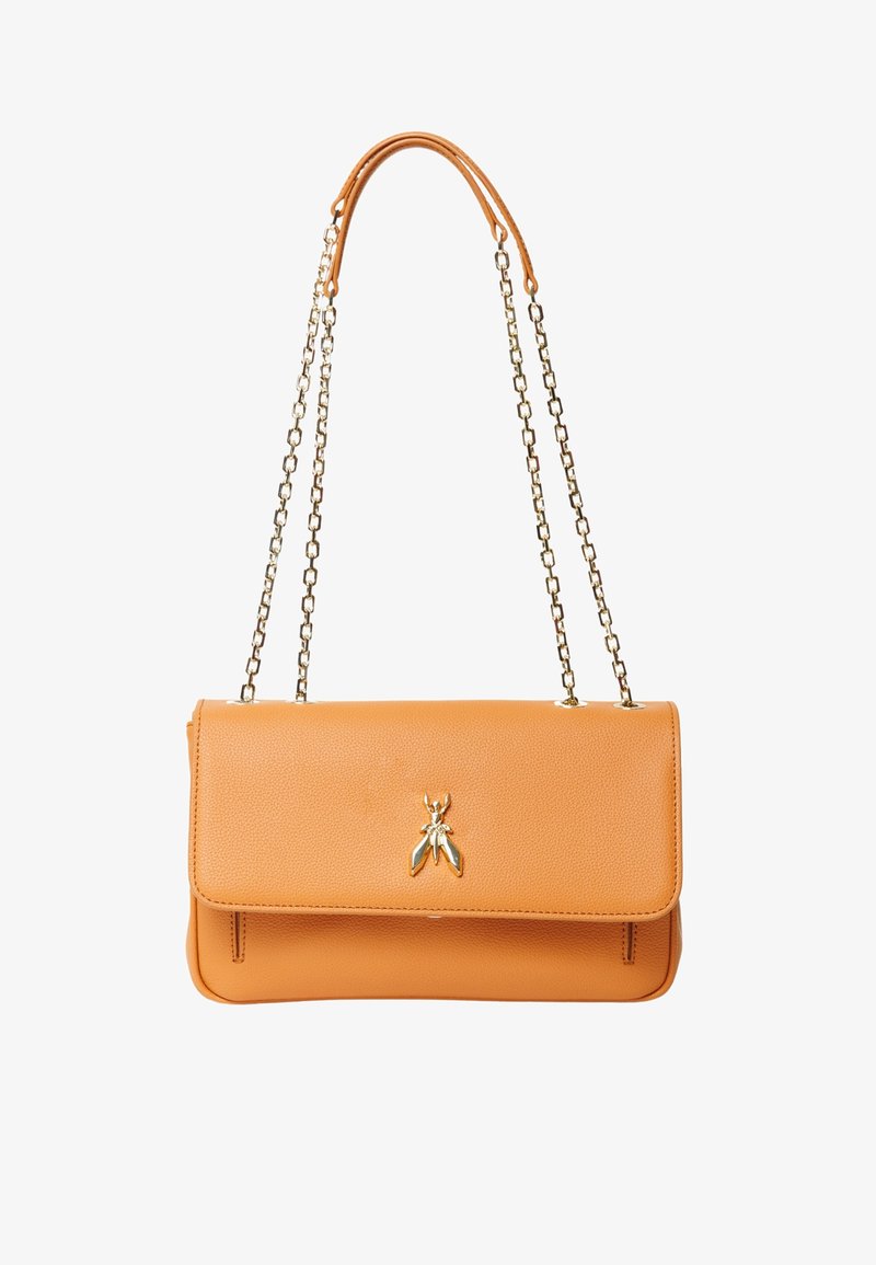 Orangefarbene, strukturierten Lederhandtasche mit einem goldenen Insektensymbol, ausgestattet mit einem Klappenverschluss und Kettenriemen. Rechteckige Form mit klaren Linien.