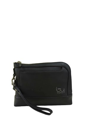 Borsello da polso in pelle nera con logo argentato, tasca frontale con zip e tracolla removibile, mostrato su sfondo bianco.