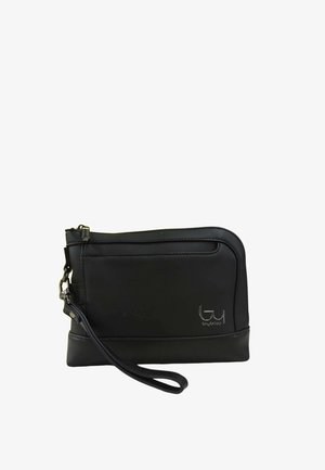 Borsello da polso in pelle nera con logo argentato, tasca frontale con zip e tracolla removibile, mostrato su sfondo bianco.