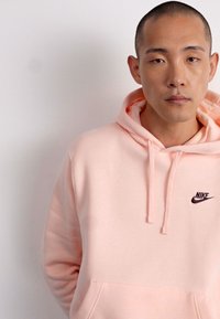Nike Sportswear CLUB HOODIE - Majica s kapuljačom - washed coral