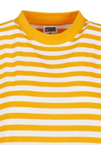 T-shirt à rayures horizontales jaunes et blanches avec un col rond et une étiquette de marque "Urban Classics" visible en taille XS.